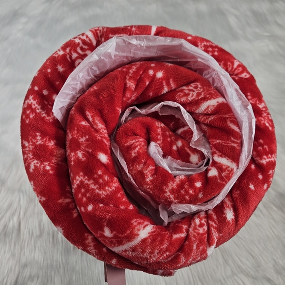 Victoria's Secret Holiday Snowflake Red Sherpa Blanket - Picture 8 of 8